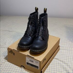 1460 pascal front zip, lace up style Dr. Martens